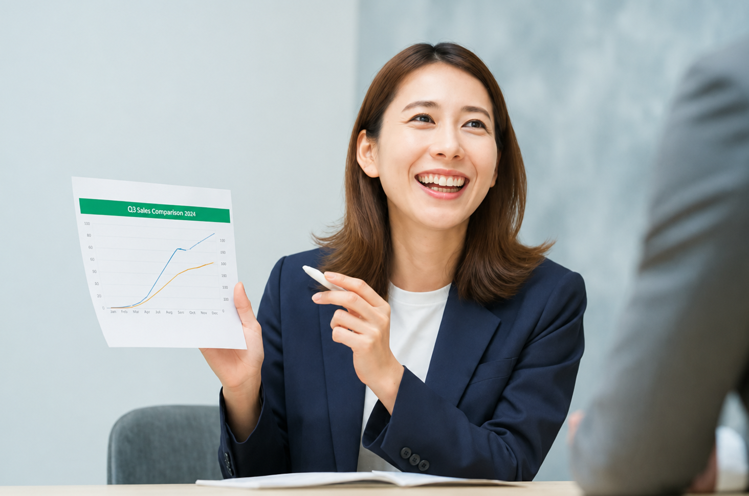 資料を見せる女性
